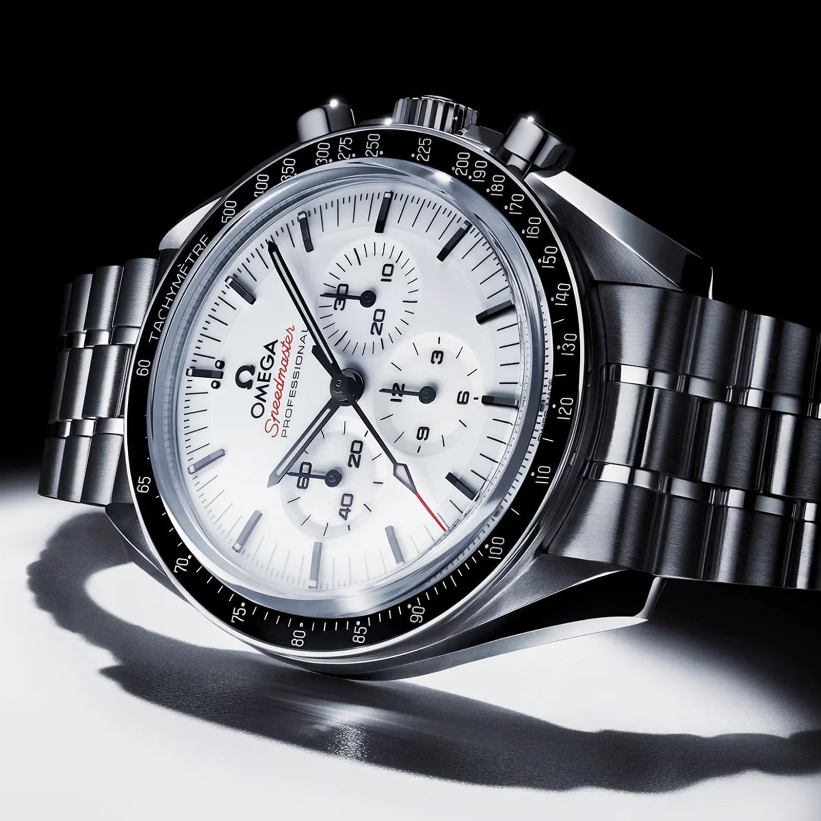 OMEGA Speedmaster Moonwatch white — detail