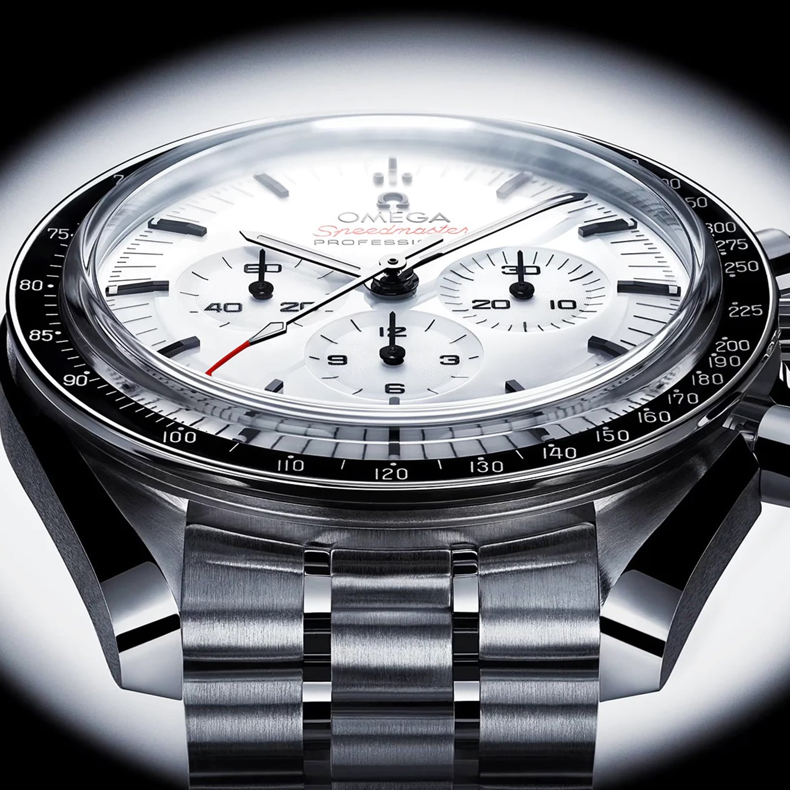 OMEGA Speedmaster Moonwatch white — detail